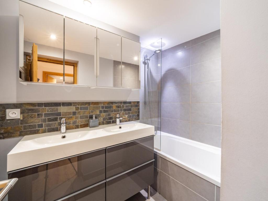 Kúpeľňa v ubytovaní Appartement Charme 2 pièces cabine, skis aux pieds, balcon, WIFI, au cœur de Tignes le Lac - FR-1-502-479