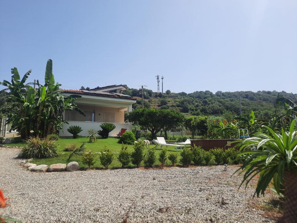 una casa con un jardín delante de ella en Villa Alice en Capo Vaticano