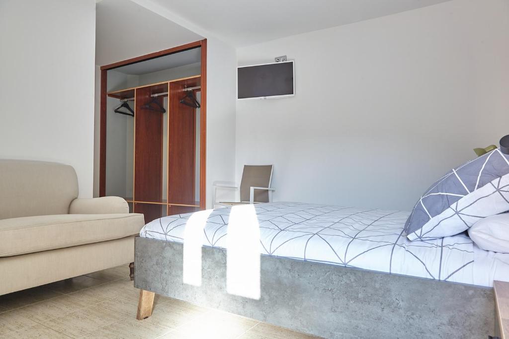 Postel nebo postele na pokoji v ubytování HOSTAL FONTAÑAN