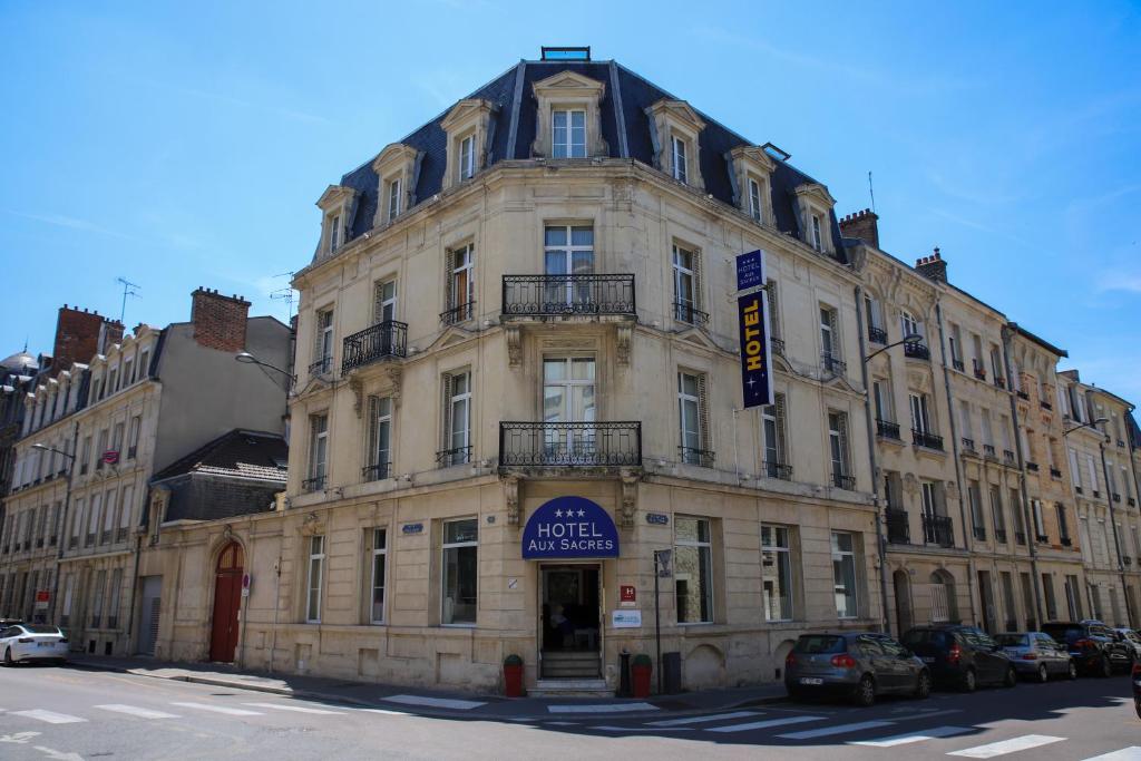 duży budynek na rogu ulicy w obiekcie Brit Hotel Aux Sacres Reims Centre w mieście Reims