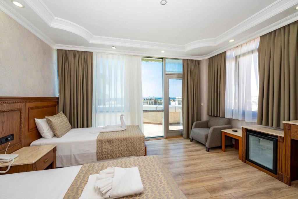 イスタンブールにあるDalan Hotel -Old City istanbulのベッド2台とテレビが備わるホテルルームです。