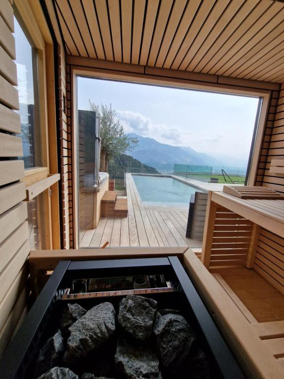 uma sauna com vista para uma piscina em Bella Flocon appartements de vacances em Savièse