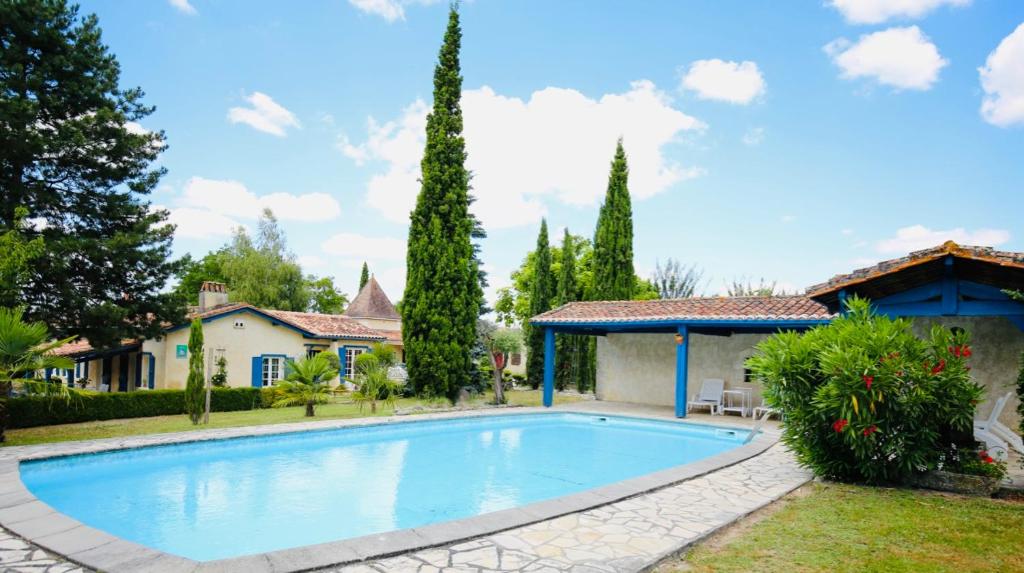 Bazén v ubytování Les Volets Bleus nebo v jeho okolí