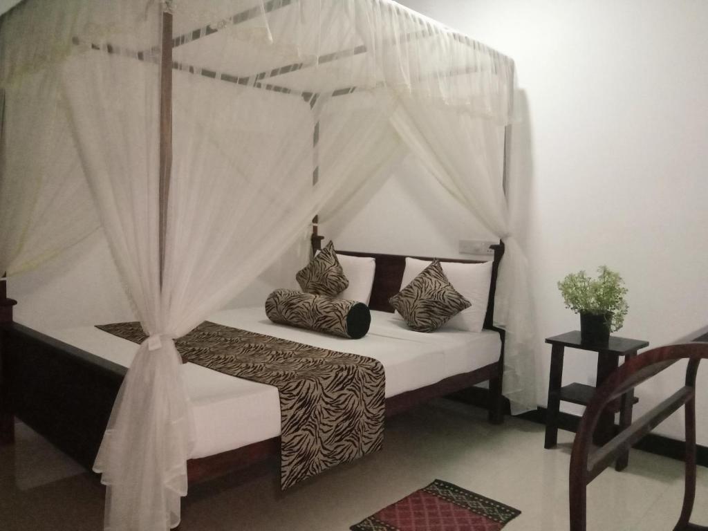 Postel nebo postele na pokoji v ubytování Sigiriya Rock Gate Resort
