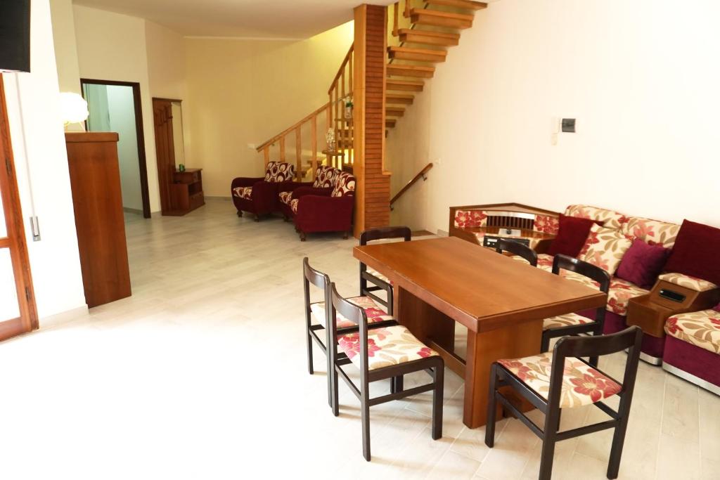 - un salon avec une table, des chaises et un canapé dans l'établissement Villa Rosa a 50mt dal mare, à Gabicce Mare