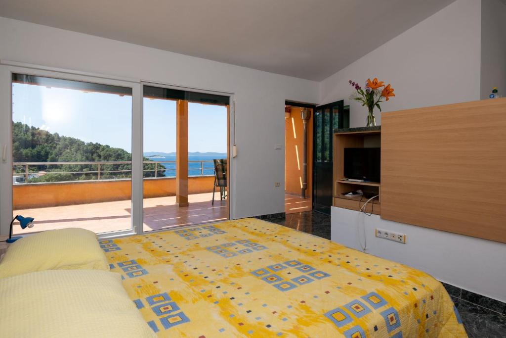 a bedroom with a bed and a view of the ocean at Apartmani Frka in Sali
