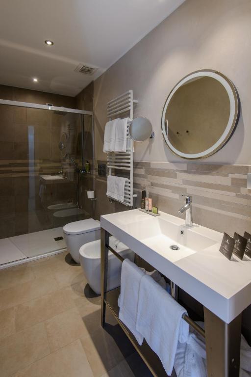 Koupelna v ubytování Hotel & Apartments Sasso