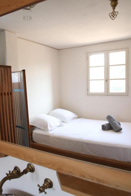 two beds in a room with a window and a sink at T2 dans une résidence au coeur du Brusc in Six-Fours-les-Plages