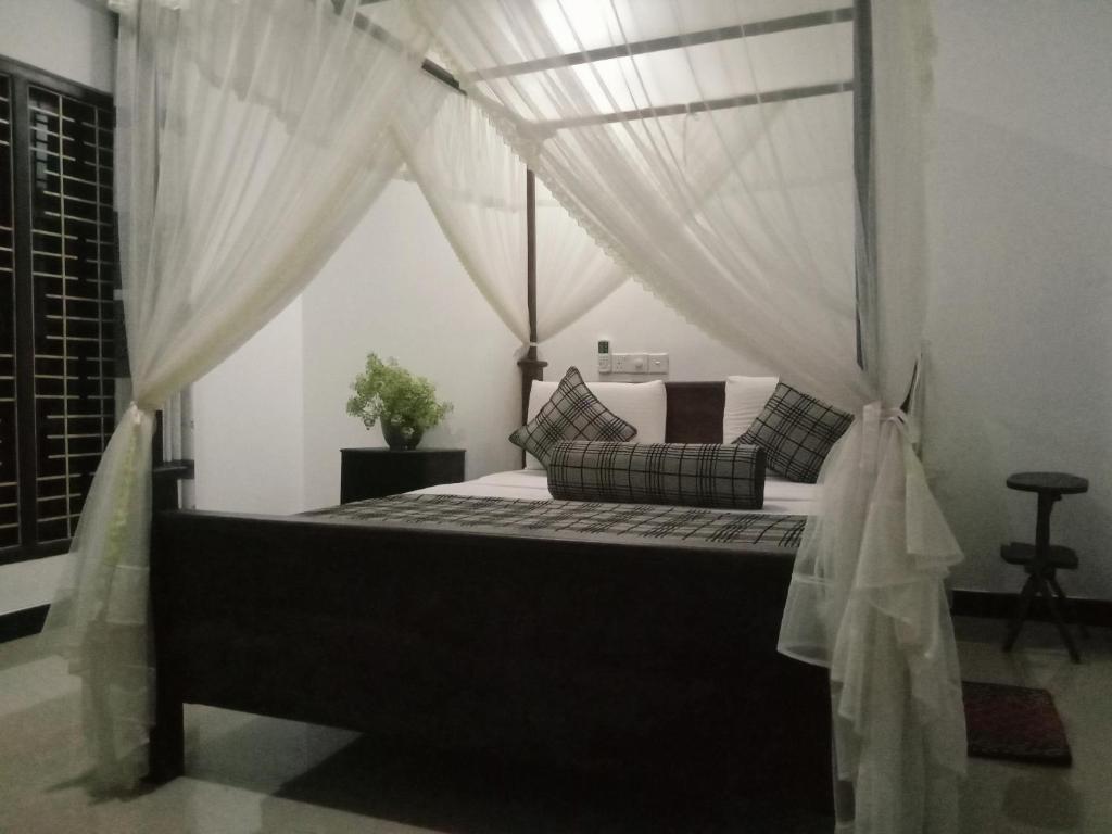 Postel nebo postele na pokoji v ubytování Sigiriya Rock Gate Resort