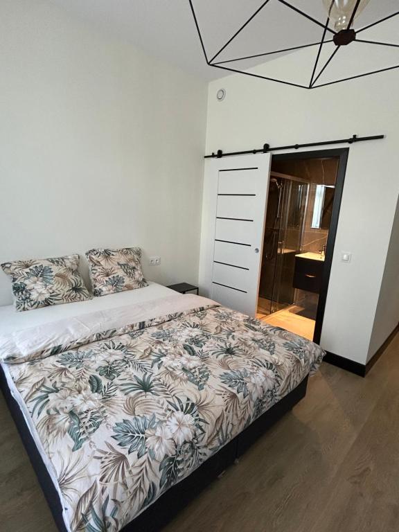 - une chambre avec un grand lit et un placard dans l'établissement Apartamenty Chrobry, à Gorzów Wielkopolski