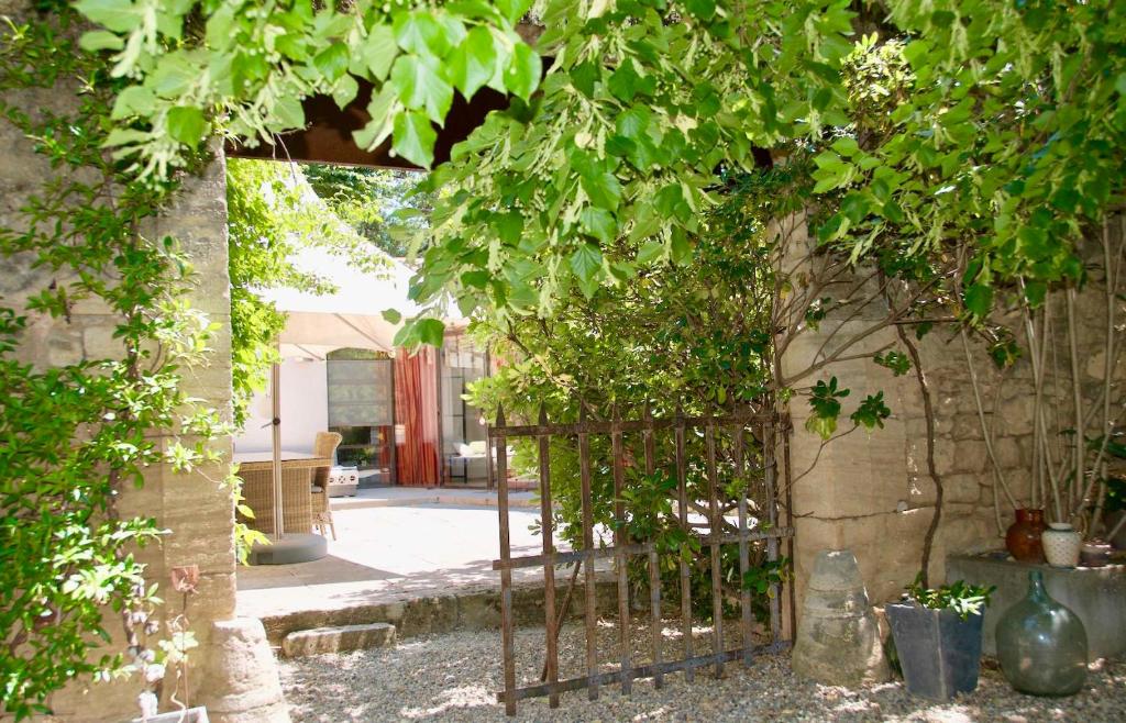 Zahrada ubytování LASUITE Domaine Bertuli, heated Pool, Aircon