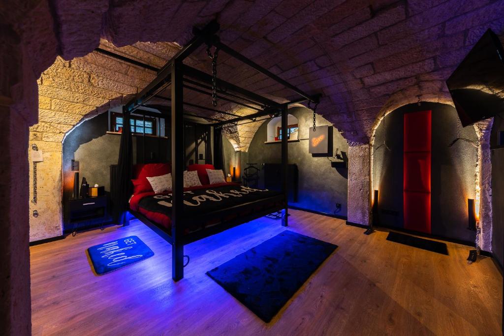 een slaapkamer met een bed in een kamer met een stenen muur bij Liebesgewölbe in Pirna