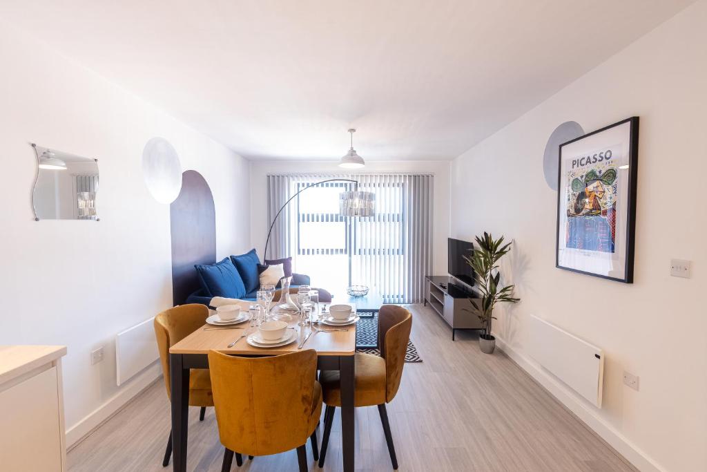 Pristine 1 and 2 bedroom apartments near business district, walking distance to city centre, free internet & complimentary parking by Sojo Stay