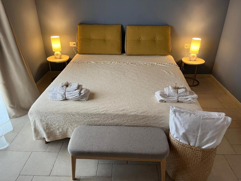 Łóżko lub łóżka w pokoju w obiekcie B&B Torre Sibissi Bari