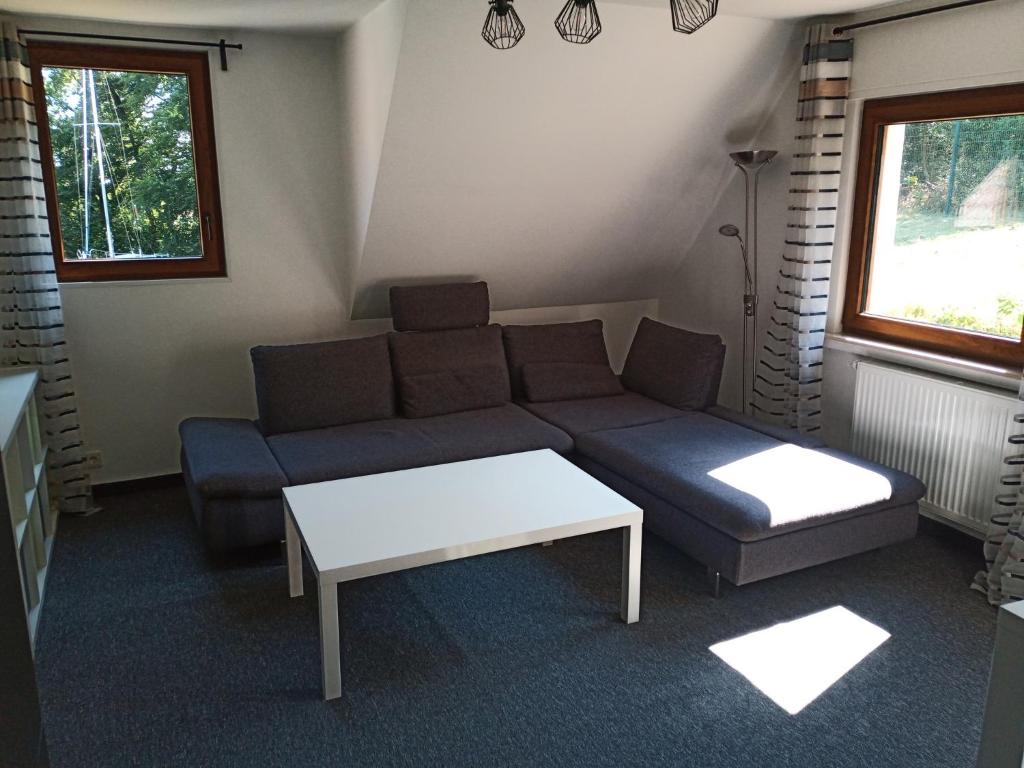 ein Wohnzimmer mit einem Sofa und einem Couchtisch in der Unterkunft Ferienwohnung Waldblick - a88768 in Hattingen