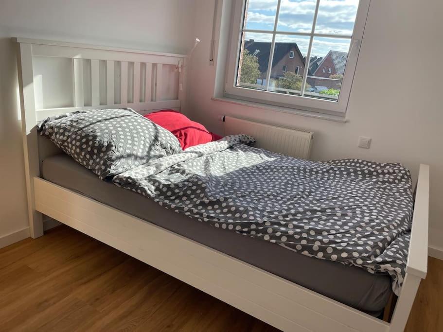 a small bed in a room with a window at Kleine gemütliche Wohnung in Coesfeld