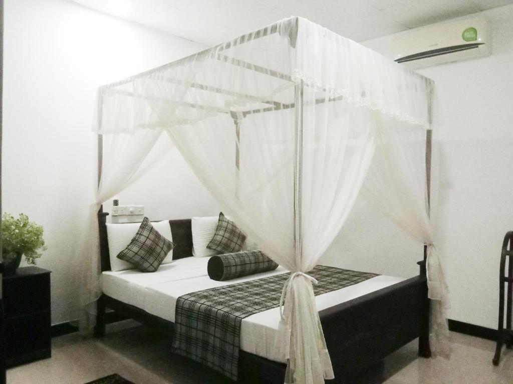 Postel nebo postele na pokoji v ubytování Sigiriya Rock Gate Resort
