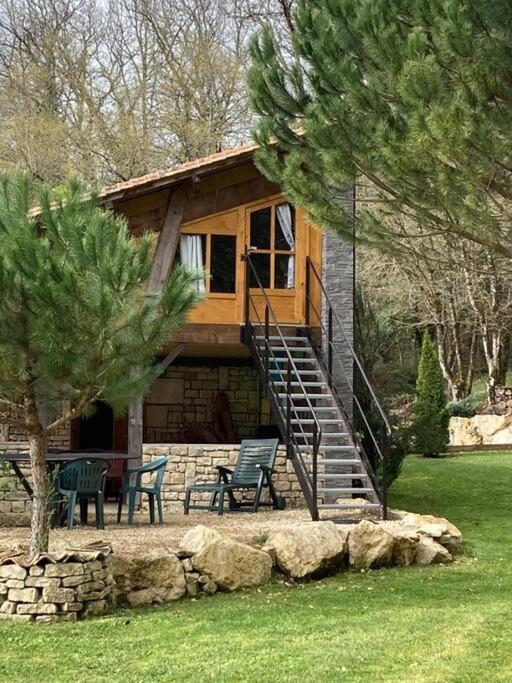 une petite maison avec des escaliers, une table et des chaises dans l'établissement Charmant petit dortoir 3 places, à Chazelles