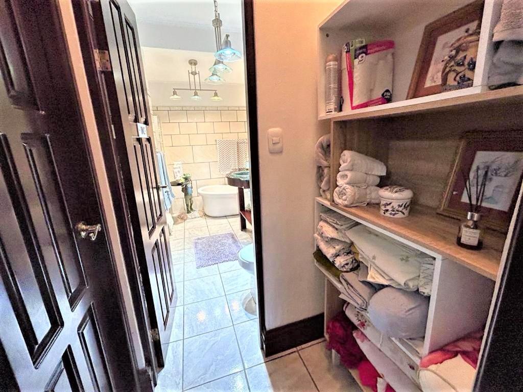 Koupelna v ubytování Casa Sophia 3 listings Apartment 1 or Apartment 2 separately or Apt 1 and 2 together all with FO internet