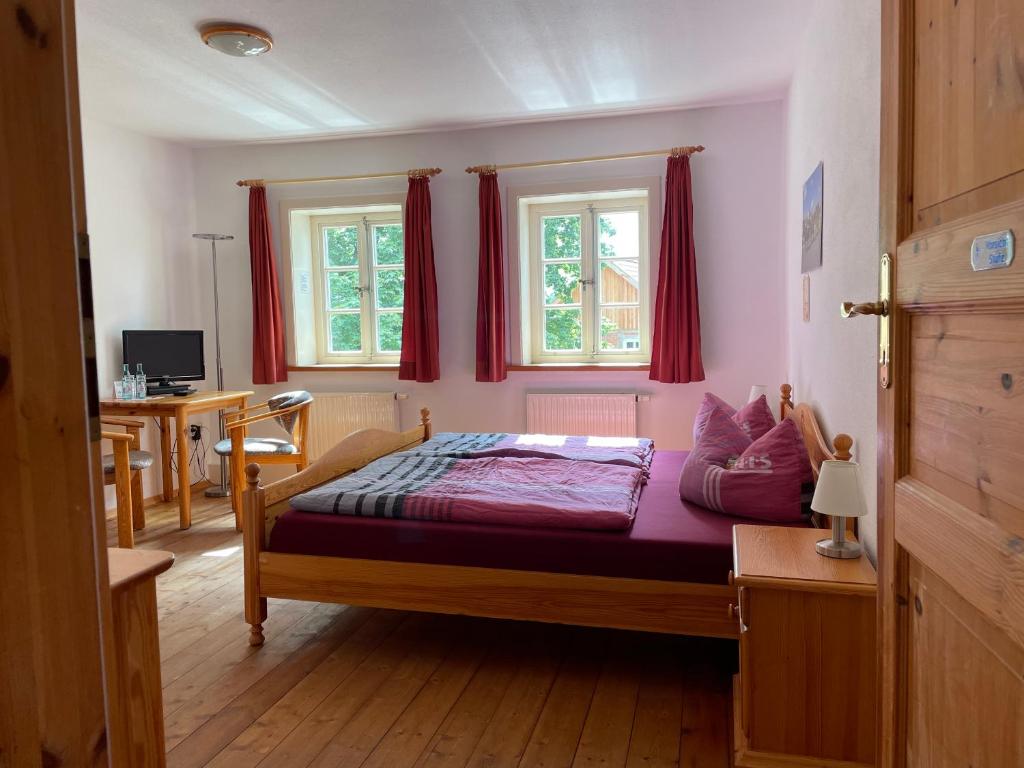 Postel nebo postele na pokoji v ubytování Hotel TraumzeitHof