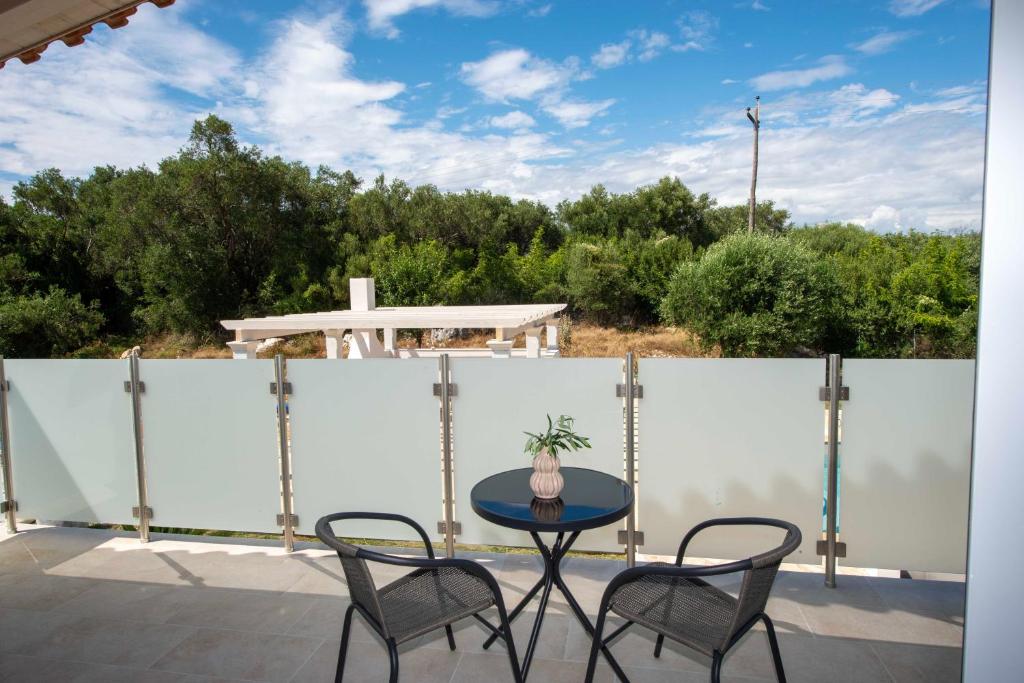 Rõdu või terrass majutusasutuses Villa Martha Perithia Corfu
