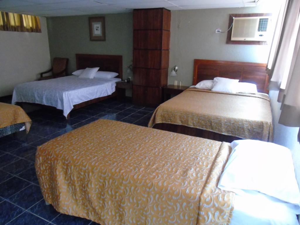 Postel nebo postele na pokoji v ubytování Hotel Malecon Inn