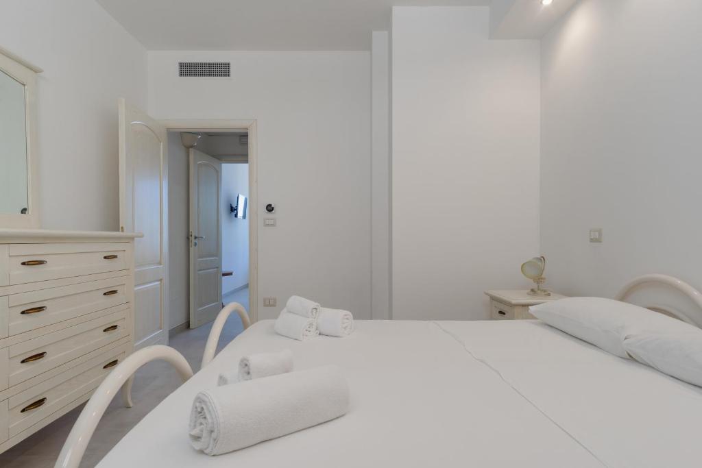 Case del Pescatore في مارينا بورتو: غرفة نوم بيضاء مع سرير ومرآة