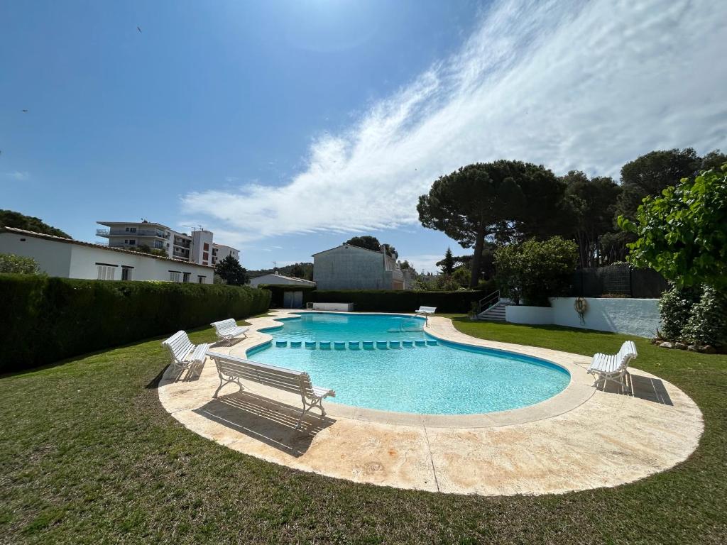 Bazén v ubytovaní Casa con Jardín y Piscina Comunitaria alebo v jeho blízkosti