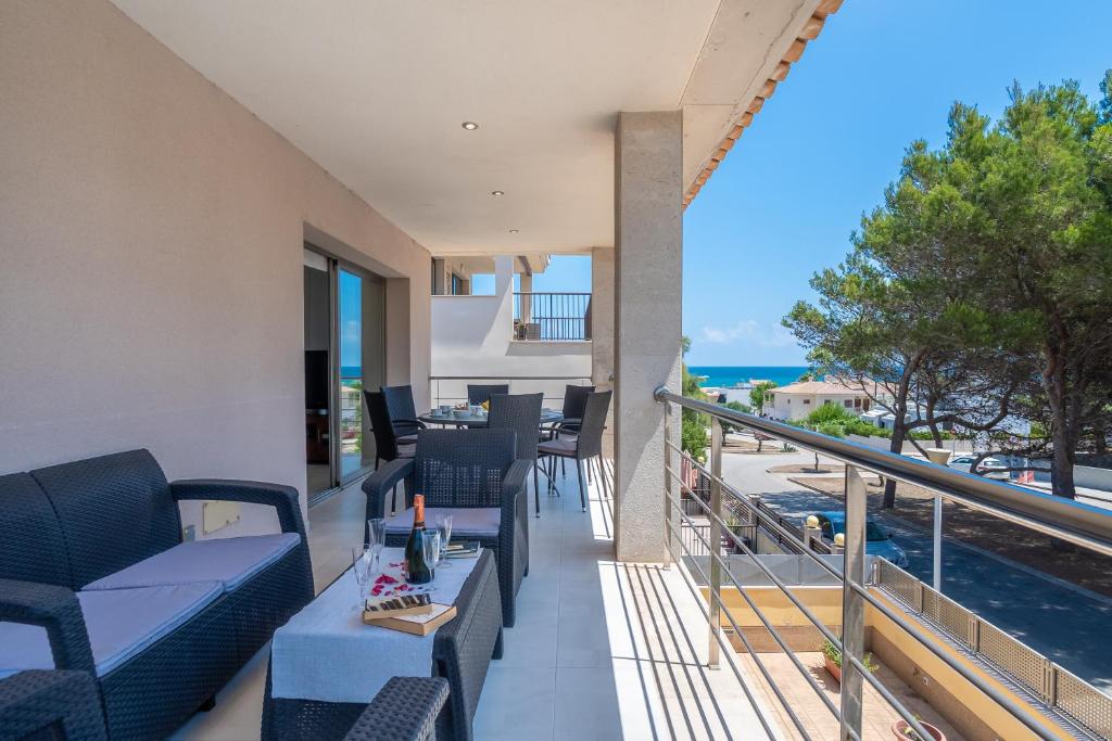 balkon z krzesłami i stołem oraz ocean w obiekcie Villa JAITIT beach Son Serra w mieście Son Serra de Marina