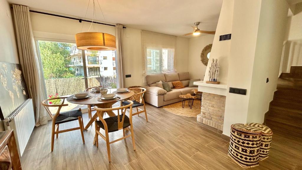 Posedenie v ubytovaní Casa con Jardín y Piscina Comunitaria