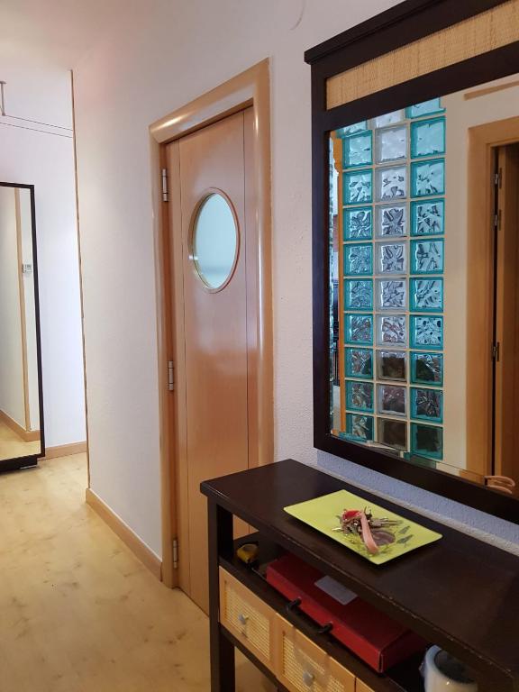 托羅的住宿－Piso Igualdad，一间设有门的房间和一张带镜子的桌子