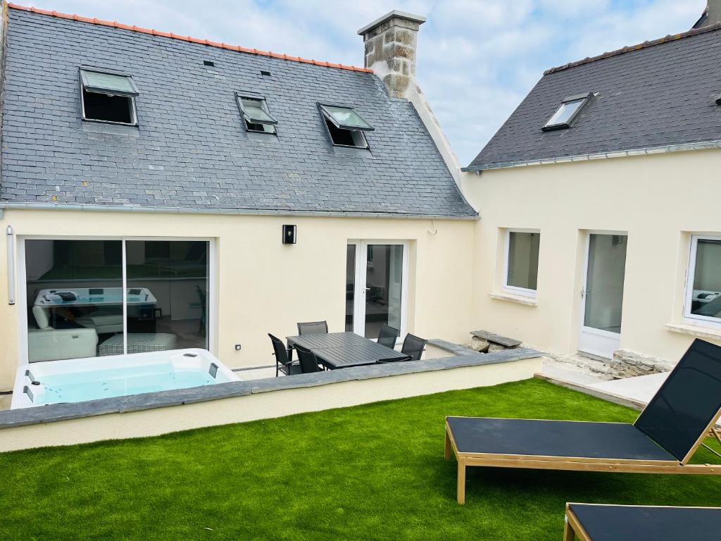 une arrière-cour avec une piscine et une maison dans l'établissement Maison de charme avec jacuzzi - Bretagne / île de Batz, à Île-de-Batz