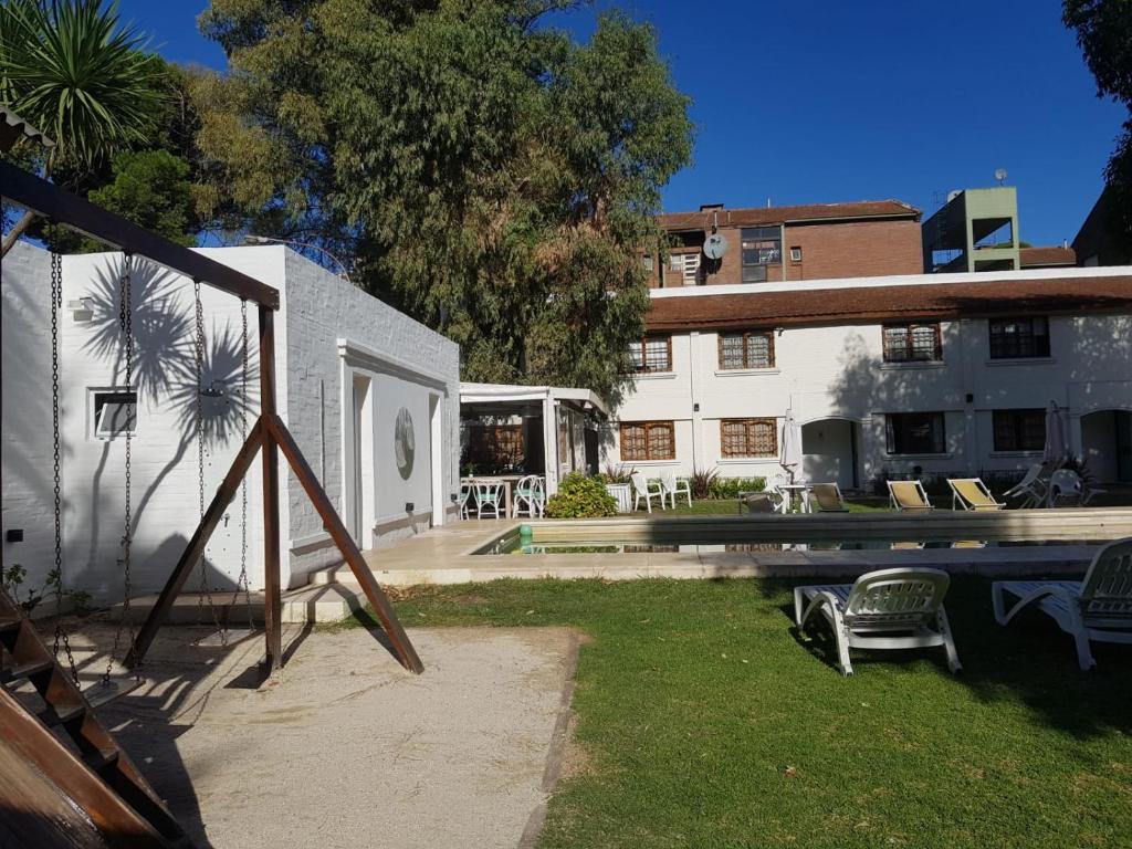 una casa con piscina en el patio en Miraverde en Pinamar