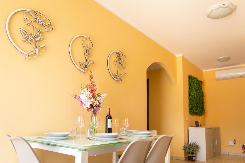 ห้องอาหารหรือที่รับประทานอาหารของ Modern house with courtyard and parking - Assisi