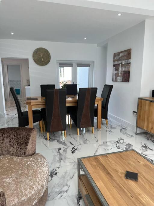 Posezení v ubytování Clare Street - 3 bedroom house with private parking