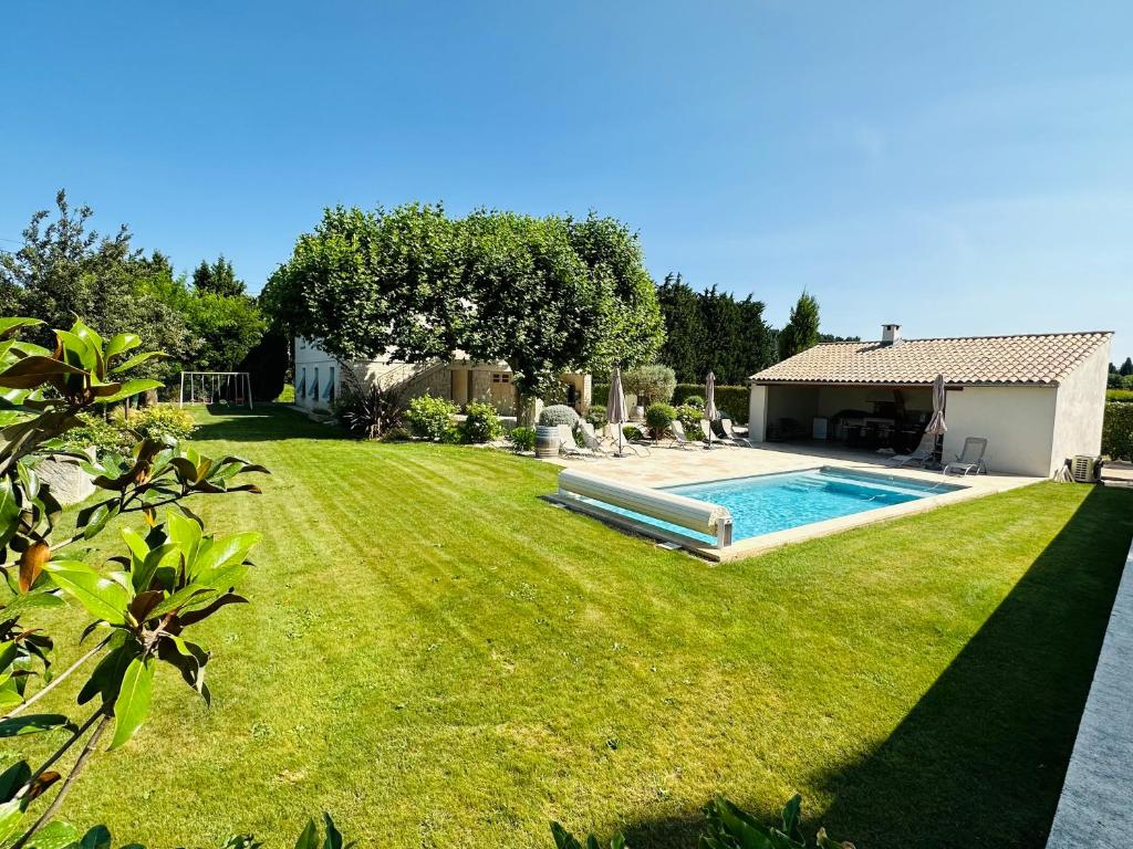 a large yard with a swimming pool in a backyard at Villa Saint Jean En Provence in Châteaurenard