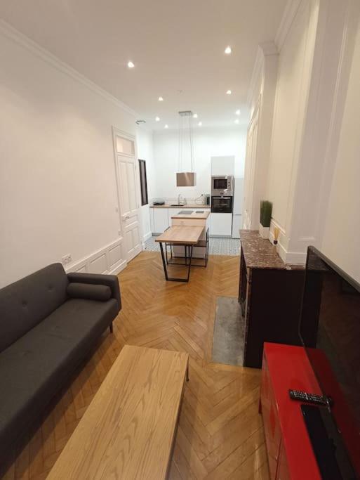 a living room with a couch and a table at Appartement proche Gare Part-Dieu in Lyon