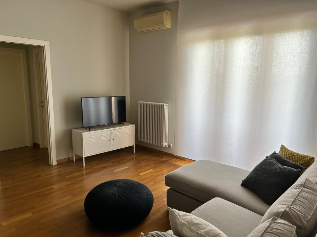 a living room with a couch and a tv at Casa di Ludo in Ancona