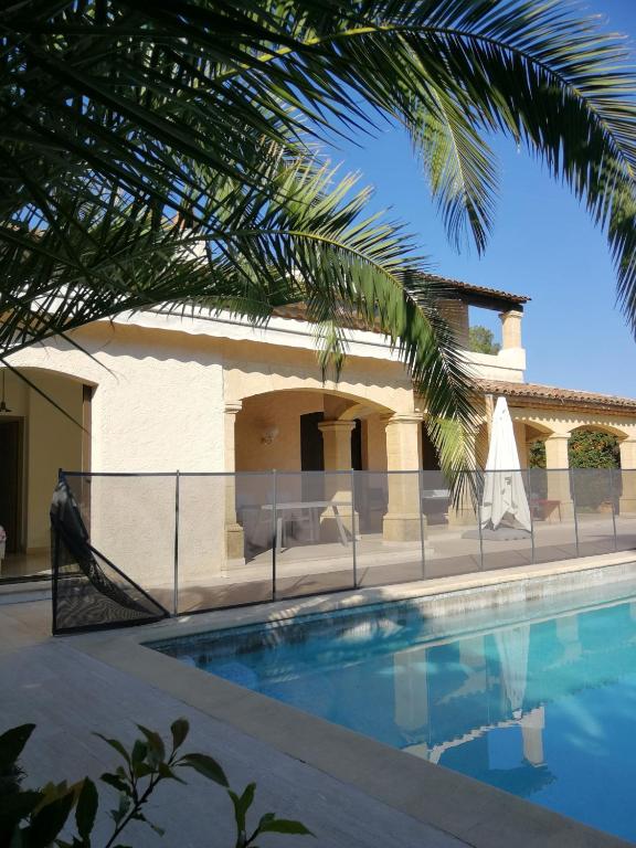 une piscine devant une maison dans l'établissement Villa avec piscine 8 personnes, à Fréjus