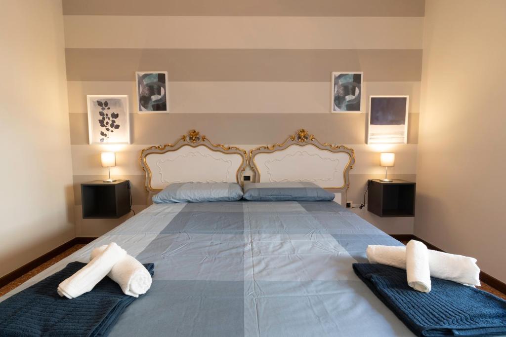 a bedroom with a bed with two towels on it at Appartamento Ducco zona ospedale in Brescia