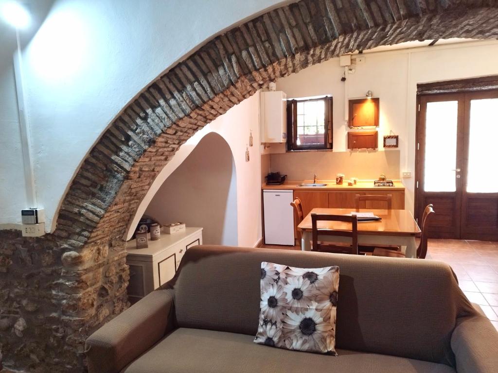 sala de estar con sofá y cocina en Estia Bed and Relax, en Benevento