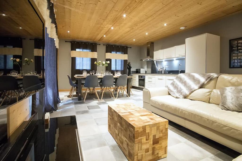 un salon avec un canapé blanc et une table dans l'établissement HaKaJu Appartement 10 personnes à Val Cenis, à Lanslebourg-Mont-Cenis