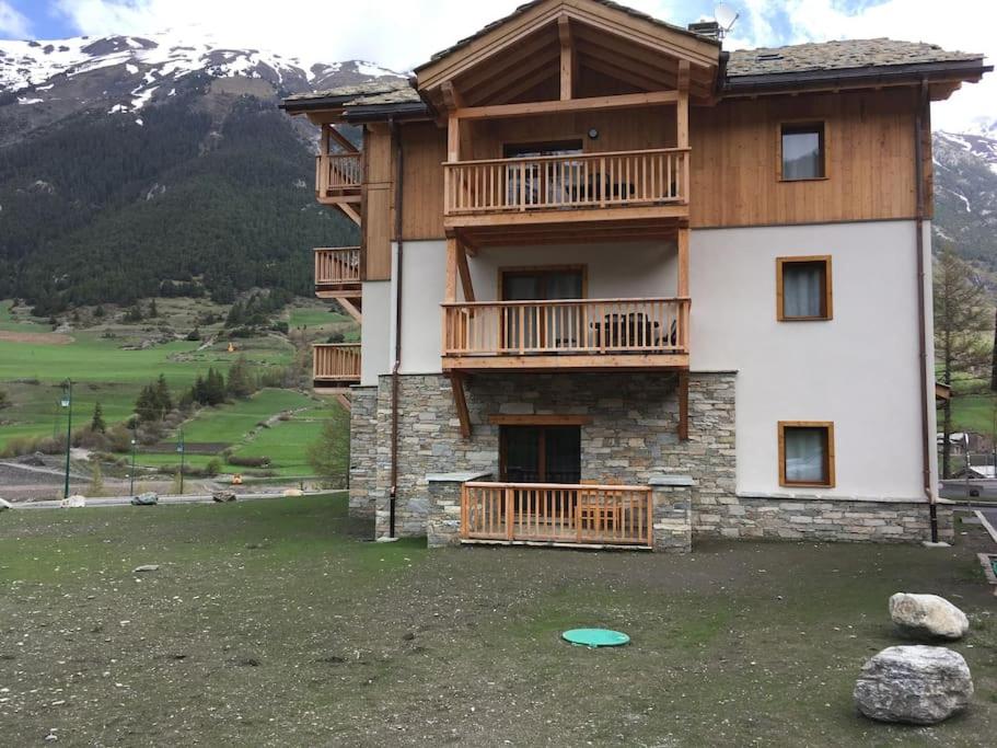 a large building with a balcony and a frisbee at HaKaJu Appartement 10 personnes à Val Cenis in Lanslebourg-Mont-Cenis