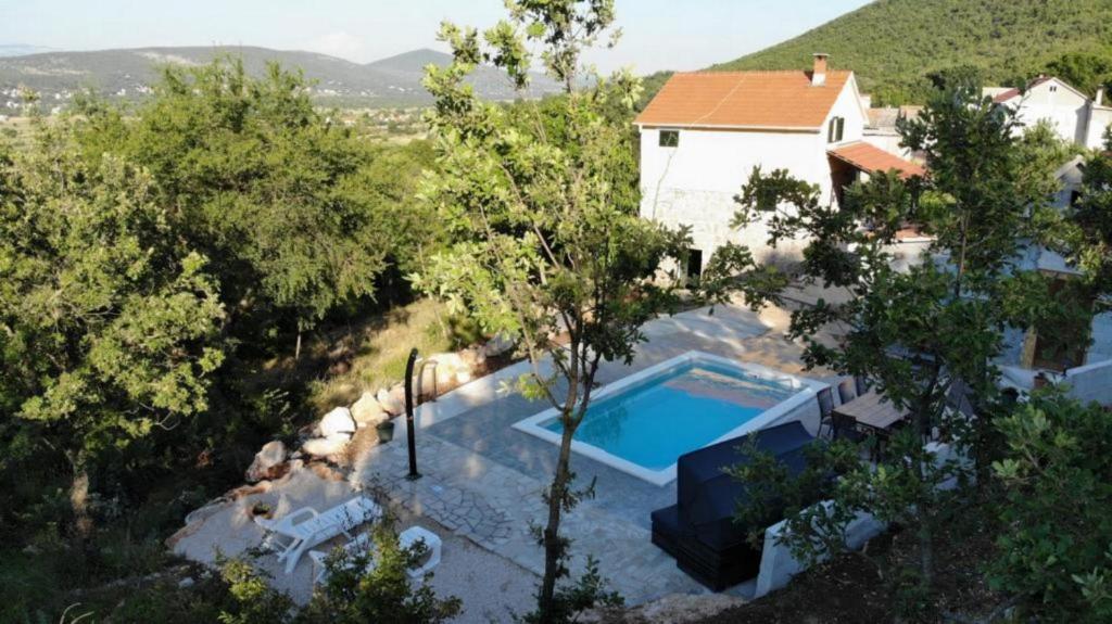 eine Aussicht auf einen Pool vor einem Haus in der Unterkunft Holiday Home Jadrić in Osoje