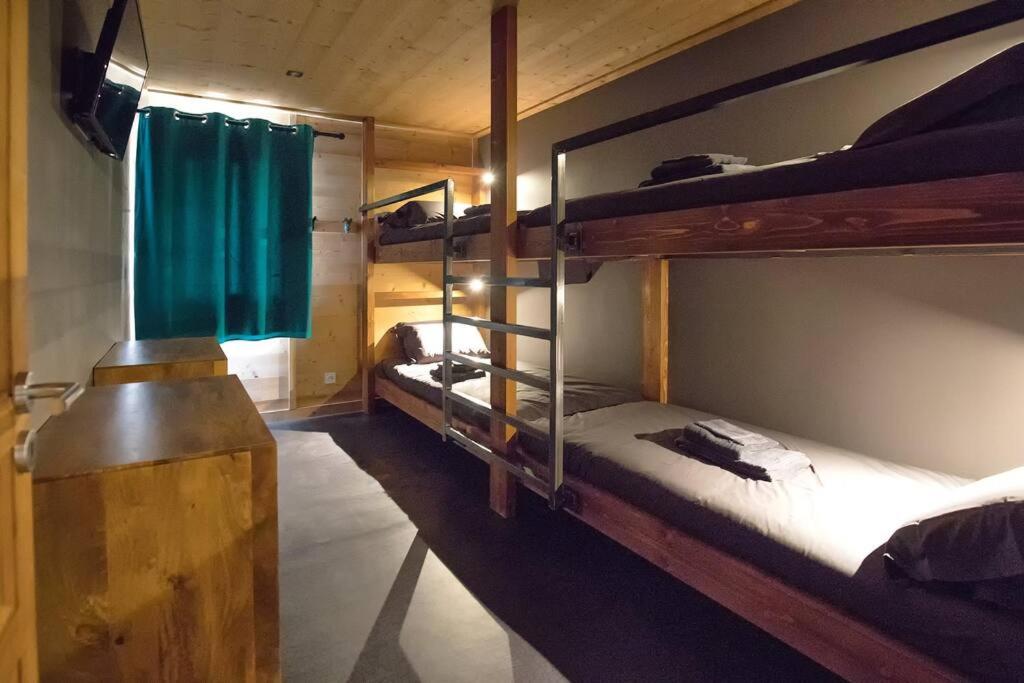 a room with two bunk beds and a window at HaKaJu Appartement 10 personnes à Val Cenis in Lanslebourg-Mont-Cenis