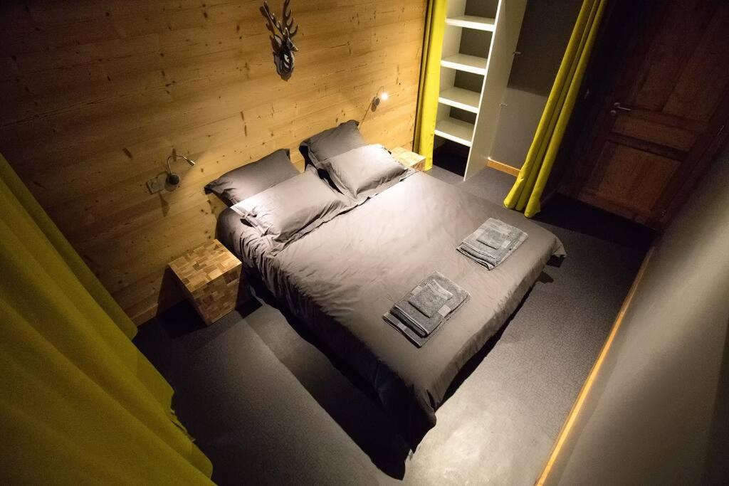 a bedroom with a large bed with white sheets and pillows at HaKaJu Appartement 10 personnes à Val Cenis in Lanslebourg-Mont-Cenis