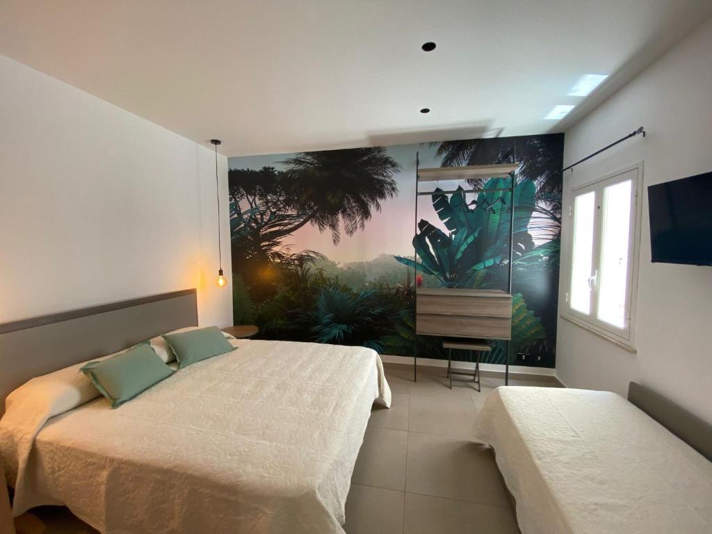 een slaapkamer met twee bedden en een schilderij aan de muur bij Casa vacanze VIA ROMA 57 in Marsala