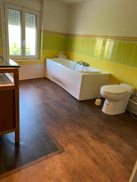 薩諾思的住宿－Hapiness，带浴缸、卫生间和盥洗盆的浴室