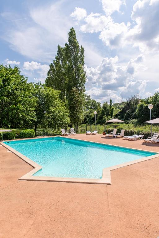 Bazén v ubytování Les Chalets de Thegra proche de Rocamadour et Padirac nebo v jeho okolí