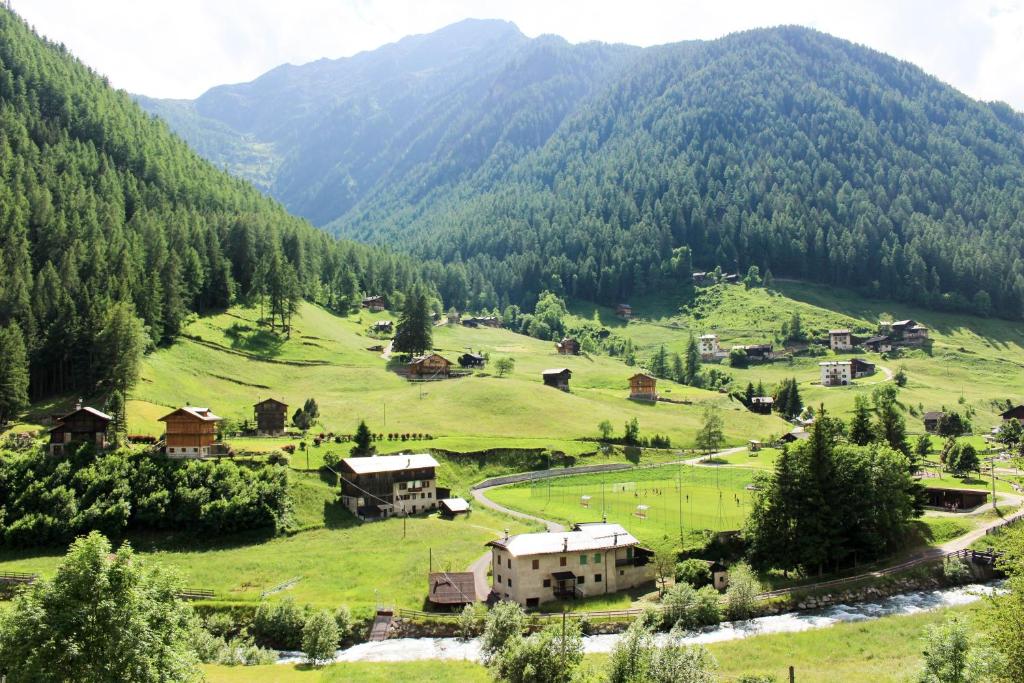 un pueblo en un valle con un río y montañas en B&B Terre Alte, en Ceresè